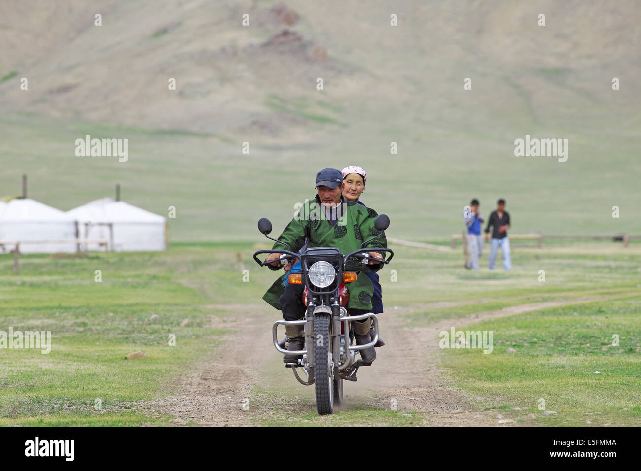 Le traditionnel couple deel, motocyclette, Terkhiin Tsagaan Nuur, steppe du Nord, l'Arkhangai Aimag, Mongolie Banque D'Images