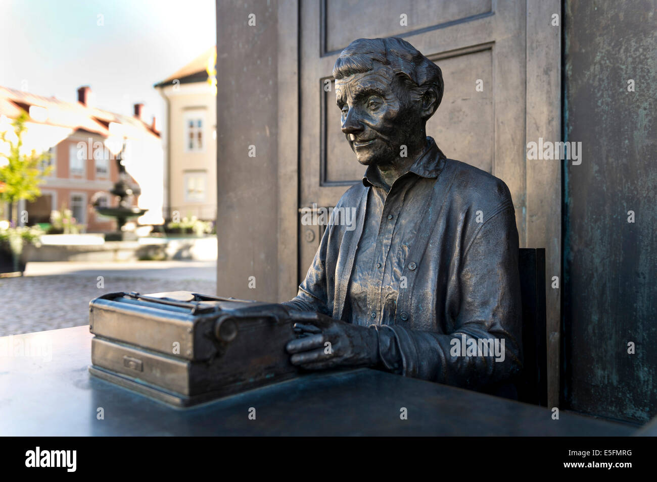 L'auteur de livres pour enfants Astrid Lindgren dans son bureau à sa machine à écrire, une statue en bronze par Marie-Louise Ekman Banque D'Images