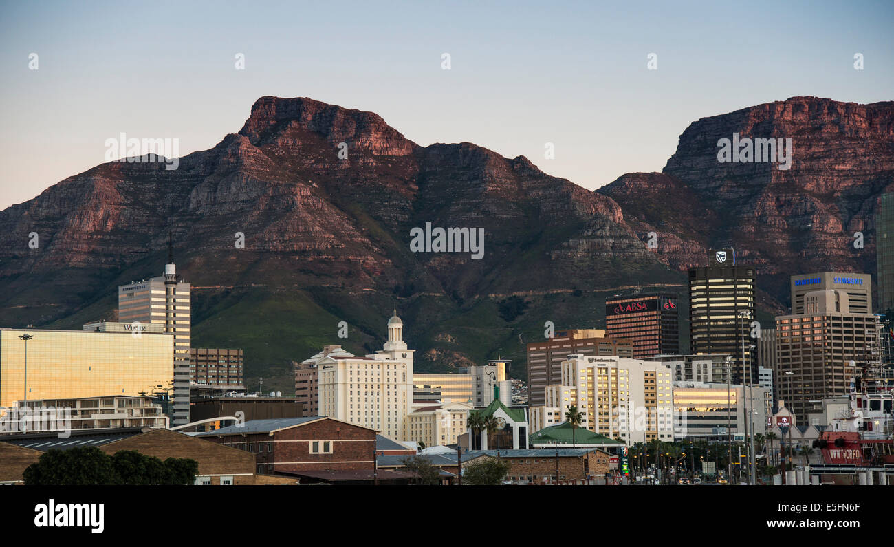 Business District, Devil's Peak et la montagne de la table à l'arrière, Cape Town, Western Cape, Afrique du Sud Banque D'Images