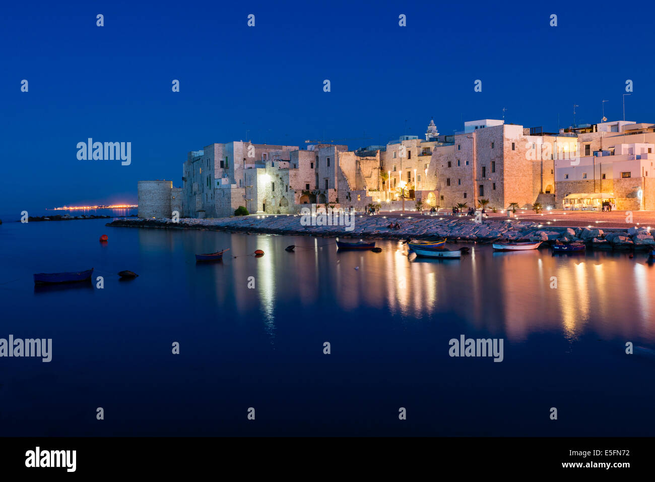 Blue Hour, port, Torrione Passari Watch Tower, centre historique, Molfetta, Province de Bari, Pouilles, Italie Banque D'Images