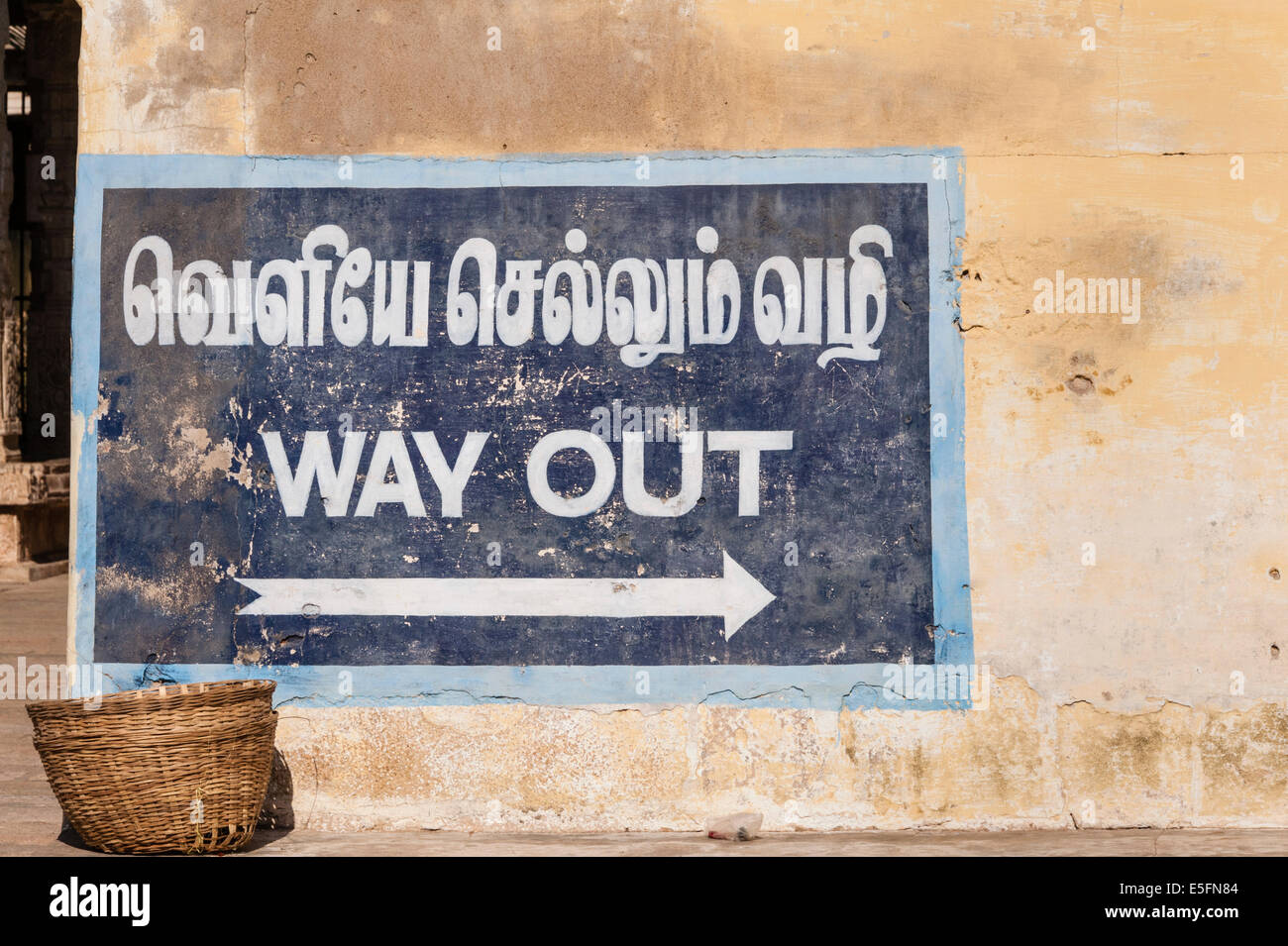 "Issue" exit sign, Indic script, Tamil Nadu, Inde Banque D'Images