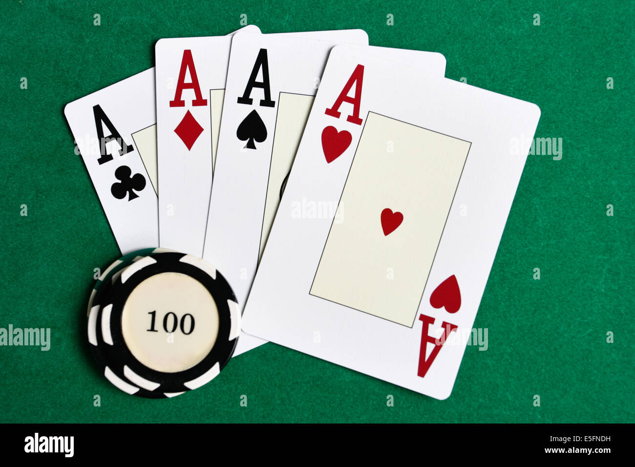 Jetons de Casino et quatre as sur feutre vert Banque D'Images