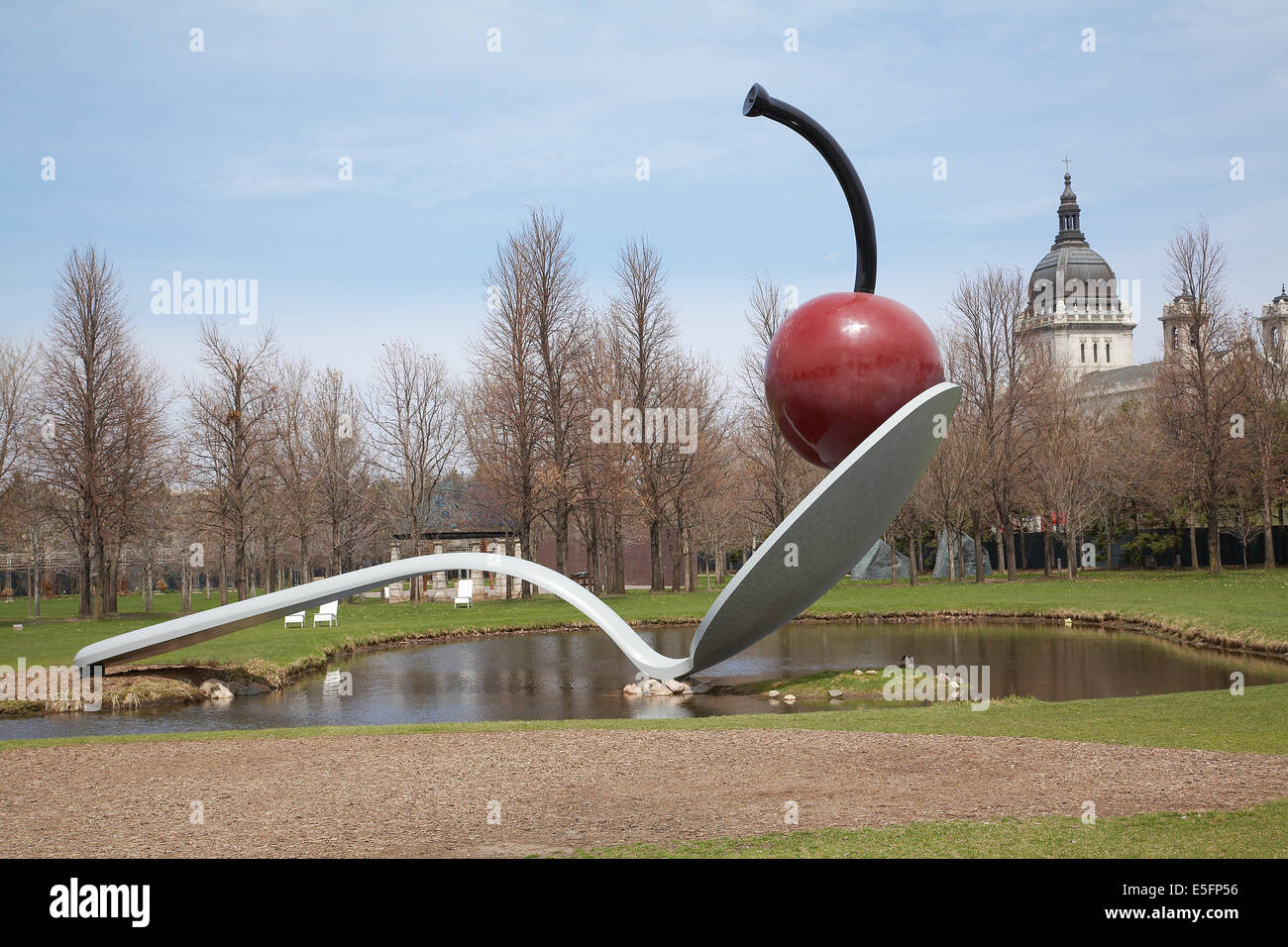 Le Spoonbridge and cherry à Minneapolis sculpture garden, Walker Art Center, Minnesota USA. Banque D'Images