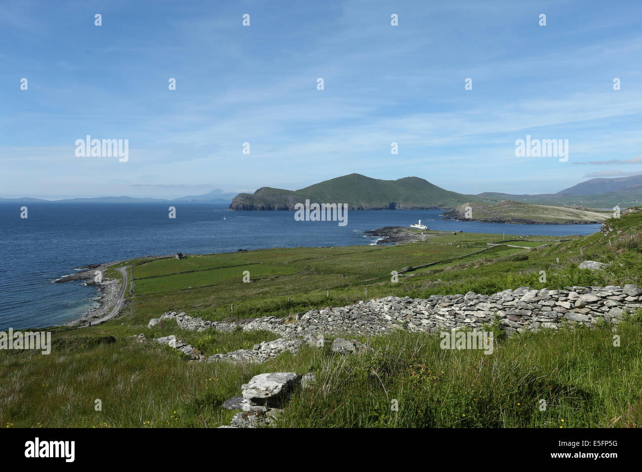 Droit de Valentia Island, comté de Kerry dans le sud de l'Irlande. Valentia Phare à Cromwell Point est dans l'arrière-plan. Banque D'Images