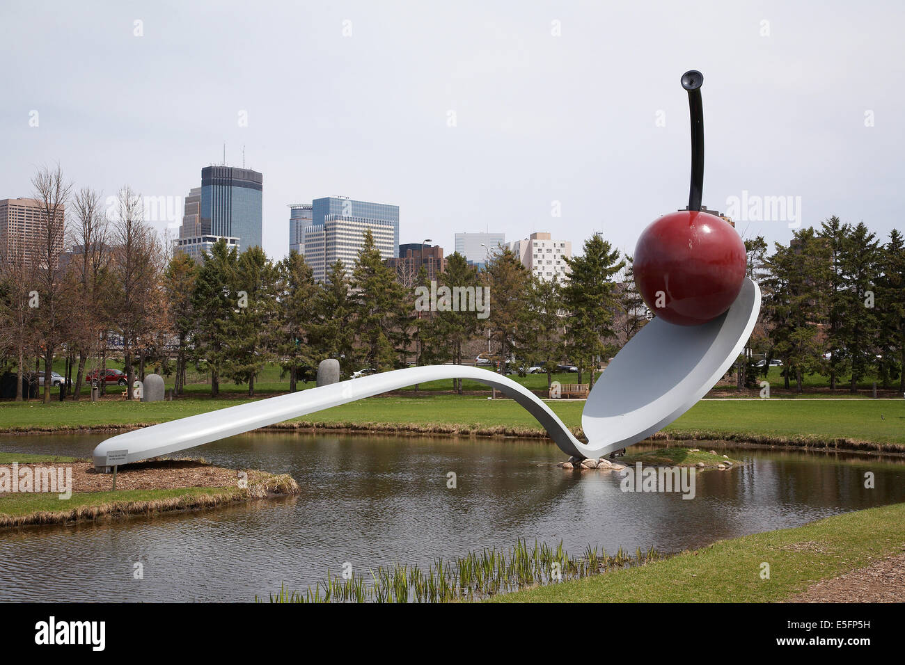 Le Spoonbridge and cherry à Minneapolis sculpture garden, Walker Art Center, Minnesota USA. Banque D'Images