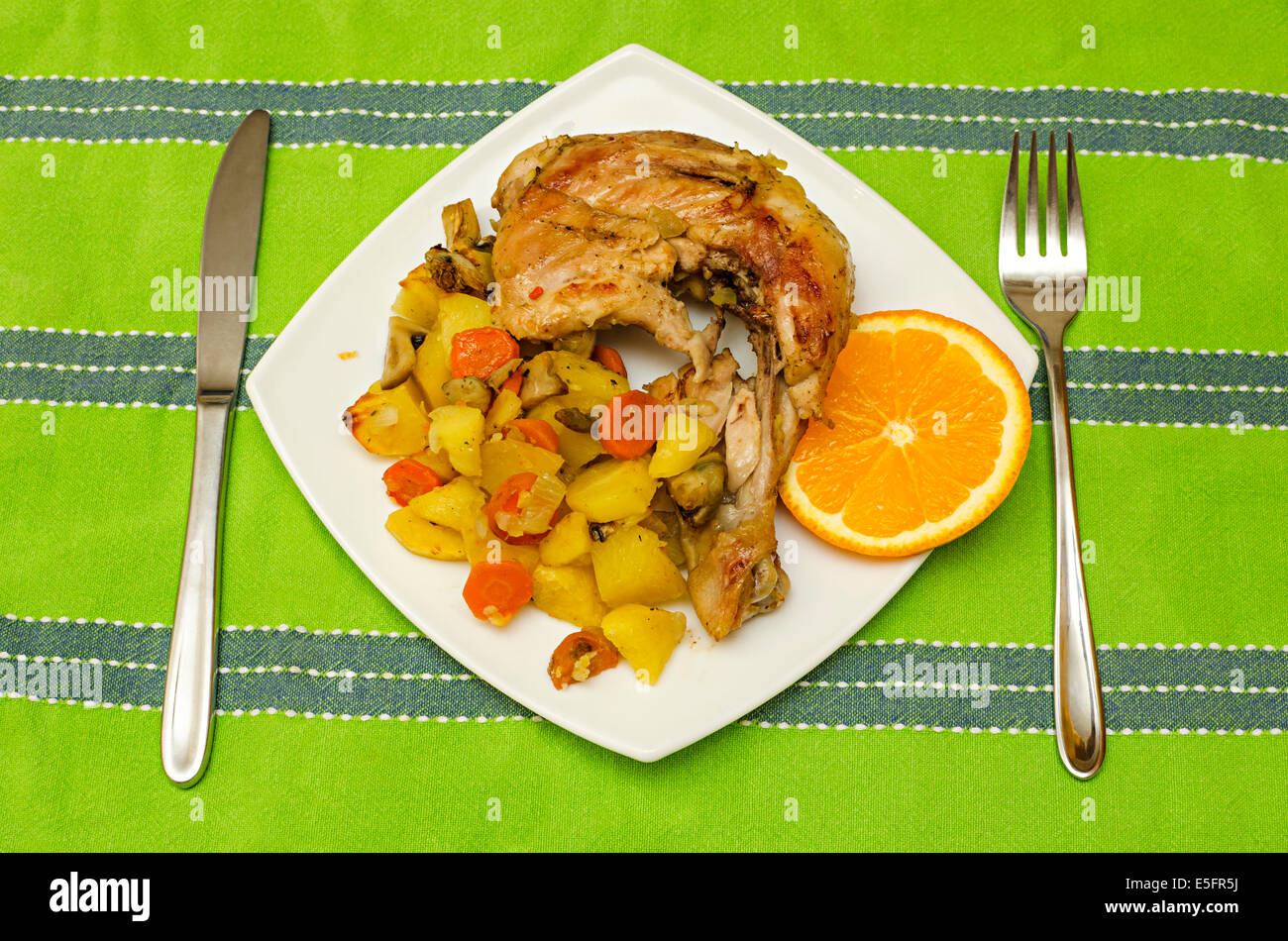 Cuisse de poulet grillé et légumes orange slice Banque D'Images