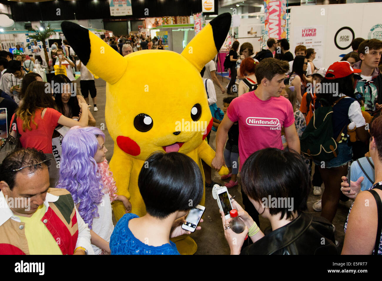 Londres, Angleterre Pikachu entouré d'admirateurs au Japon Hyper dans Earl's Court. Banque D'Images