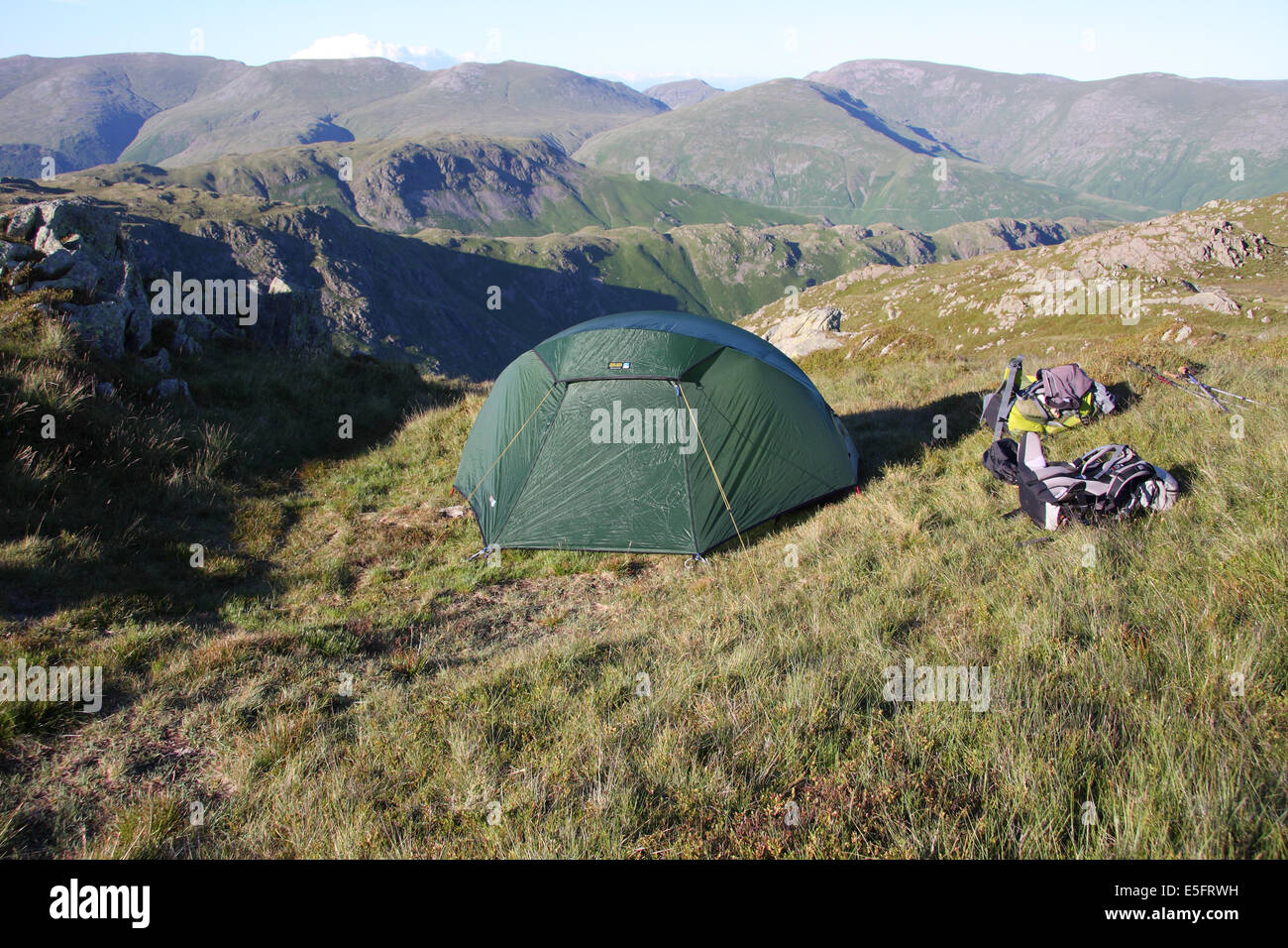 Un camp sauvage sur Tarn Crag près de Easedale dans le Lake District, en vue de la gamme Helvellyn Banque D'Images