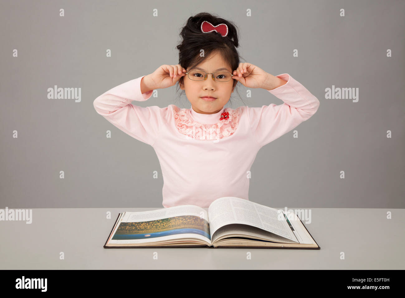 Chinois asiatique petite fille ajuster ses lunettes Photo Stock - Alamy