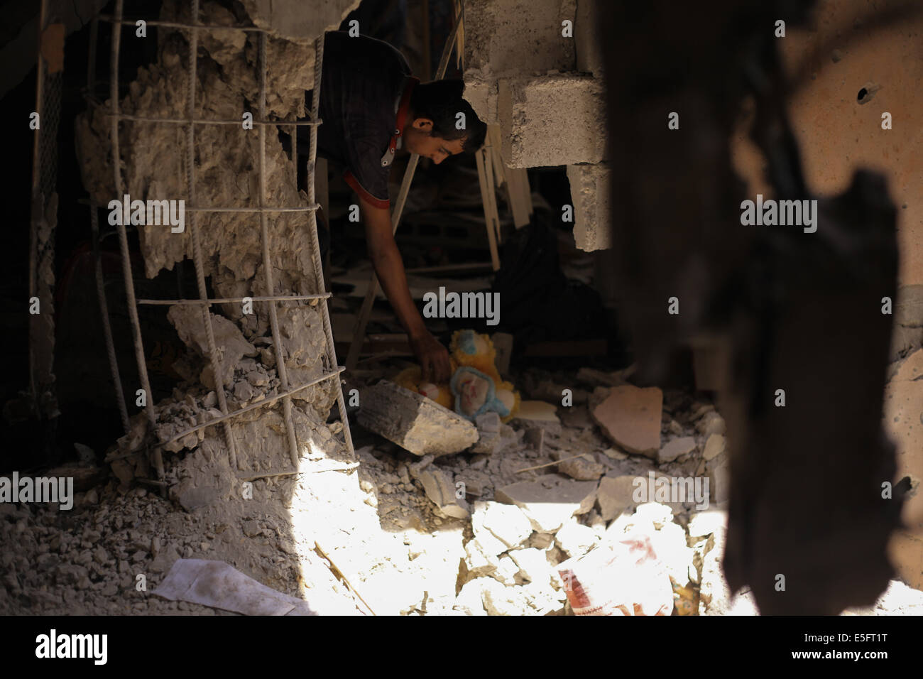 La bande de Gaza. 30 juillet, 2014. Un garçon palestinien de 'famille' Balata inspecte leurs chambre a plu par des obus israéliens tôt le matin dans le camp de réfugiés de Jebaliya, dans le Nord de la bande de Gaza, tuant plus d'une douzaine de personnes et blessé des dizaines d'autres, sur le 23e jour du conflit Israel-Hamas. Credit : Ahmed Hjazy/Pacific Press/Alamy Live News Banque D'Images