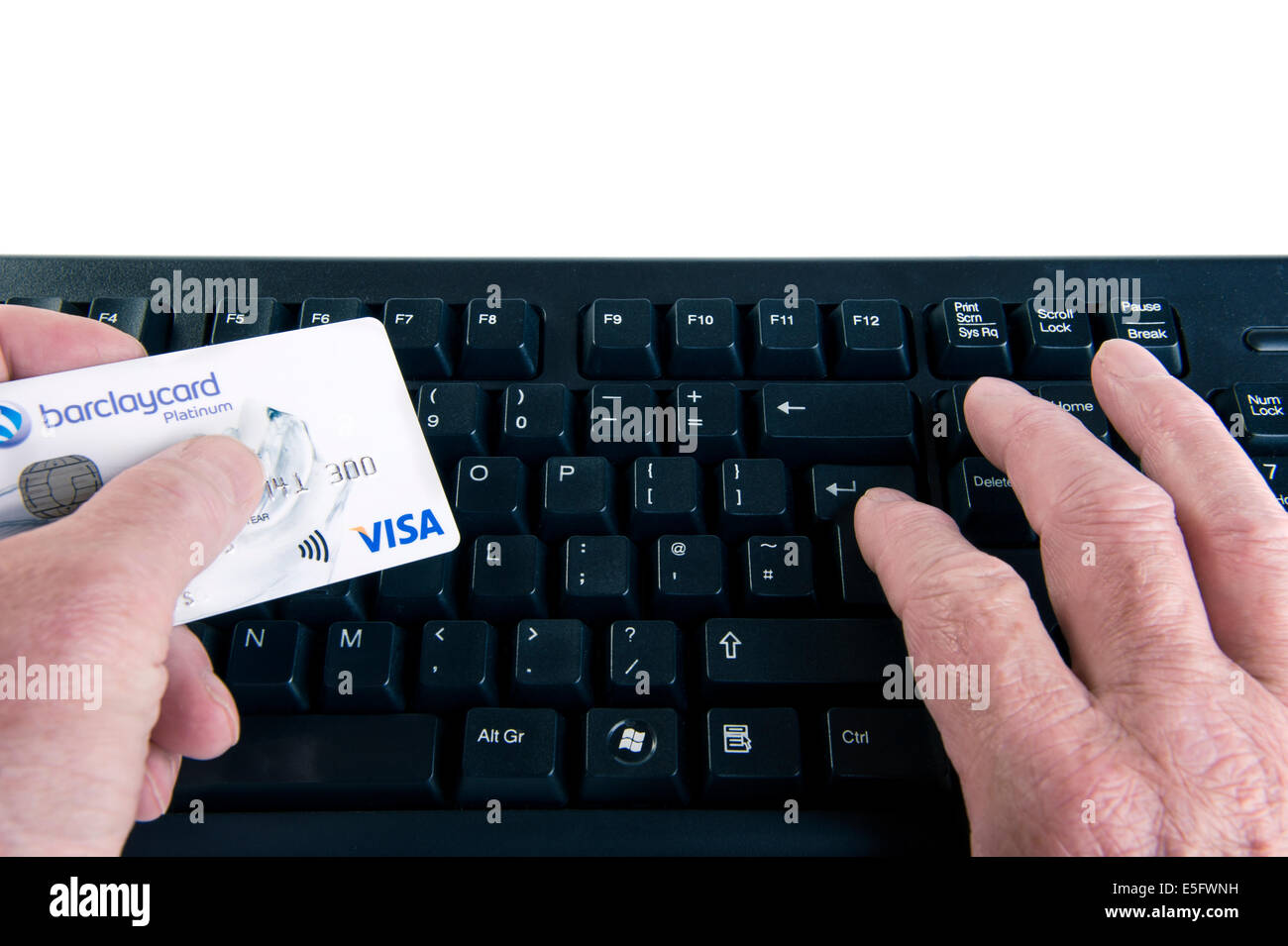 Man holding credit card et taper sur un clavier d'ordinateur. Banque D'Images