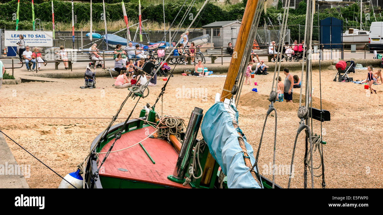Bateau coque Endeavour, amarrée près de la plage à Leigh on Sea, Essex, Royaume-Uni. Banque D'Images