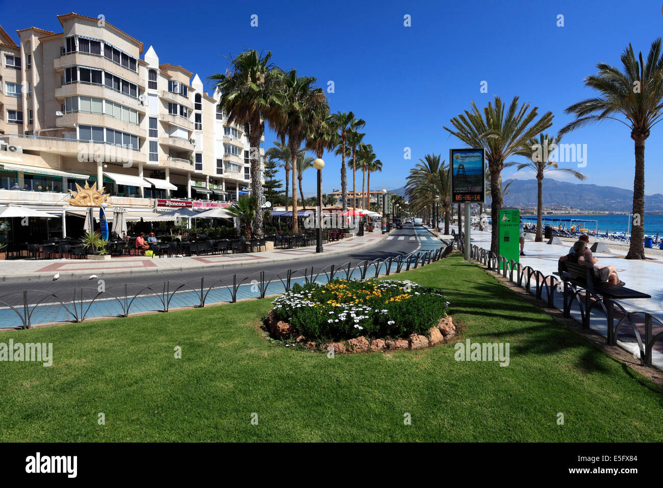 Vue sur la promenade et la plage, ville côtière d'Albir, Costa Blanca, Espagne, Europe. Banque D'Images