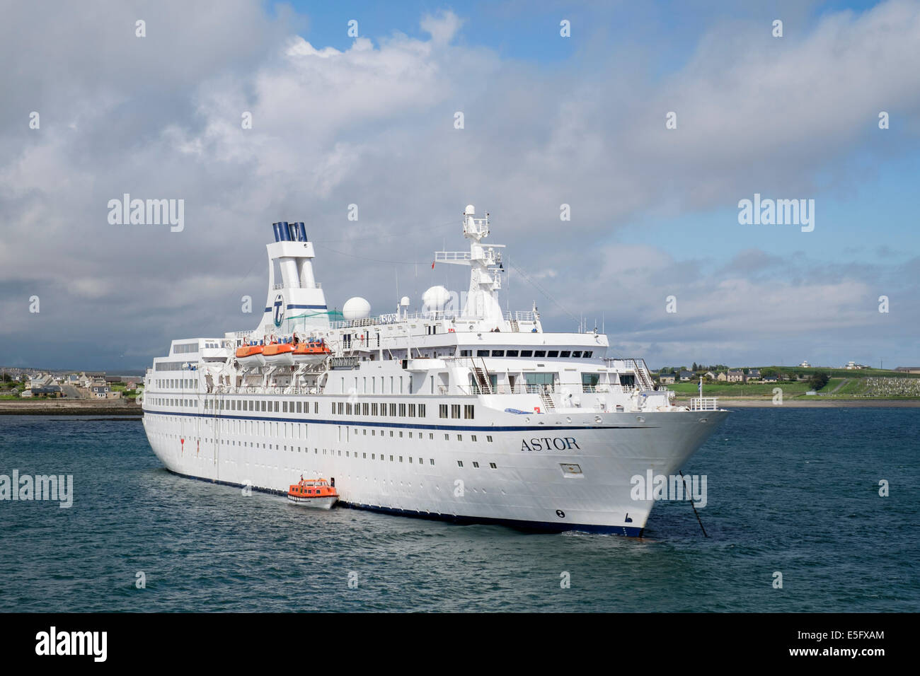 Grand paquebot de croisière MS Astor ancré au bord de la mer dans le port extérieur de Stornoway, île de Lewis Outer Hebrides Western Isles Scotland UK Banque D'Images