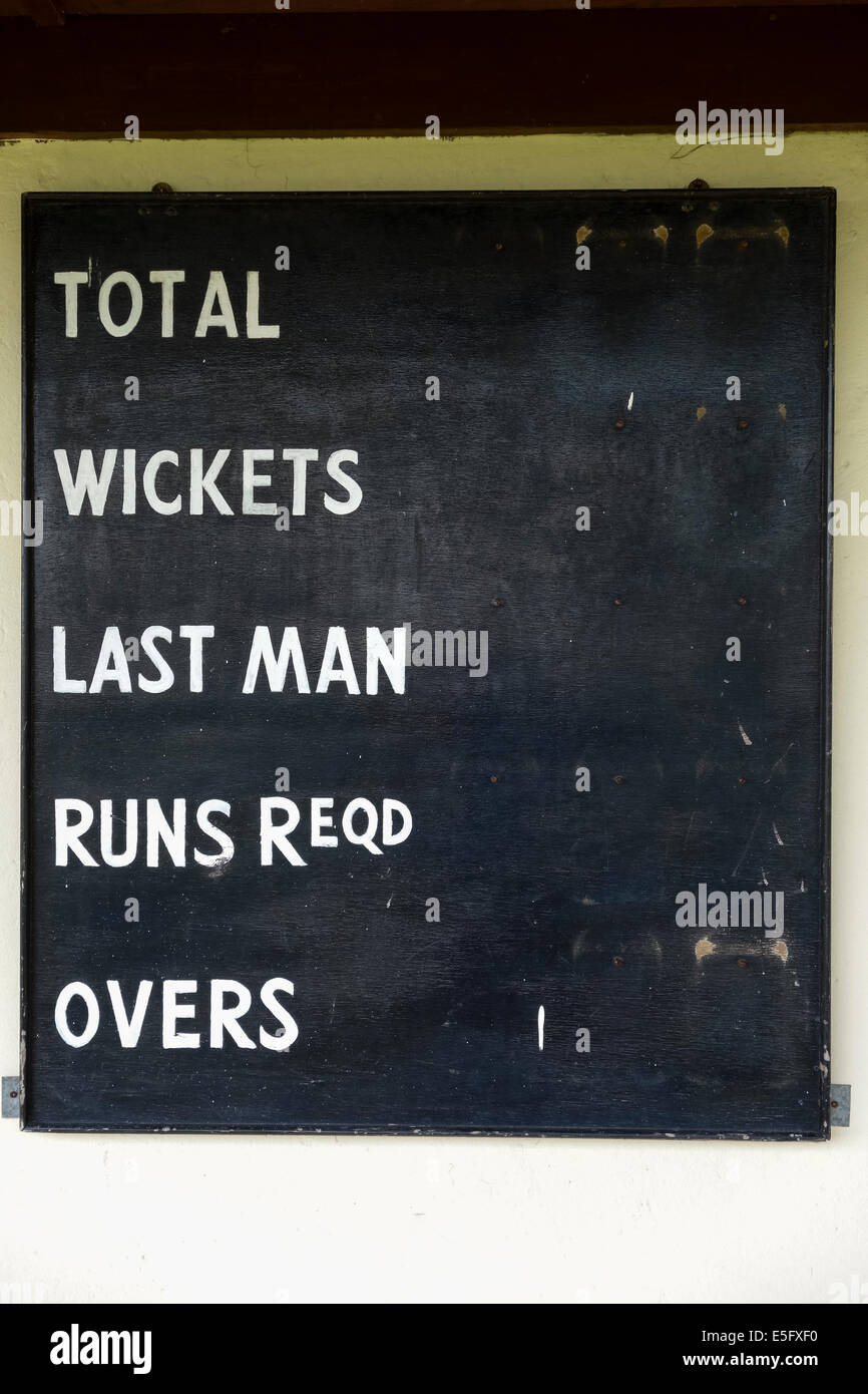 Score Cricket board à Oakridge Lynch, Gloucestershire, Royaume-Uni Banque D'Images