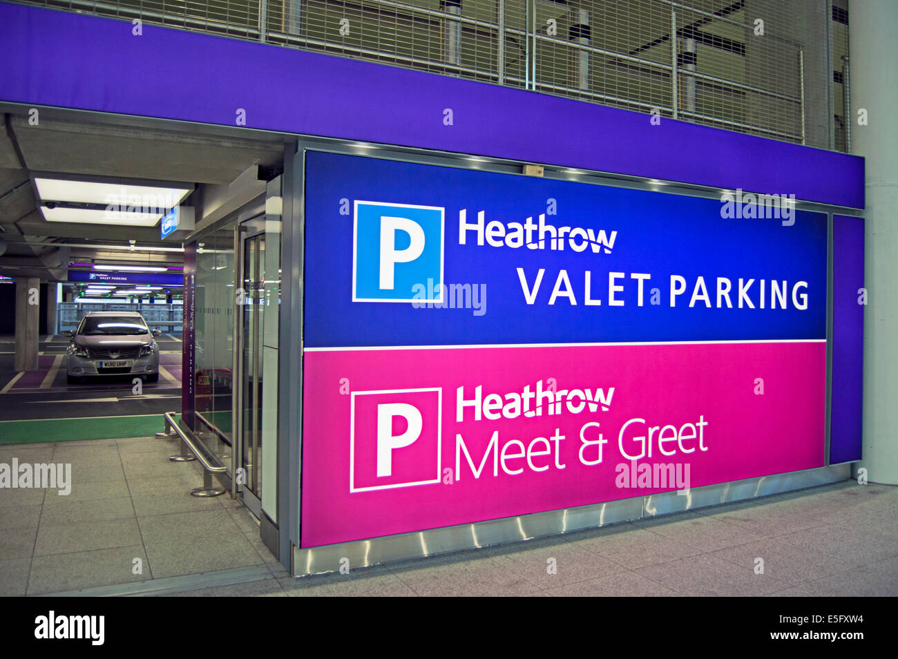 Heathrow Terminal 2 (la reine) Terminal voiturier signe, Londres, Angleterre, Royaume-Uni Banque D'Images