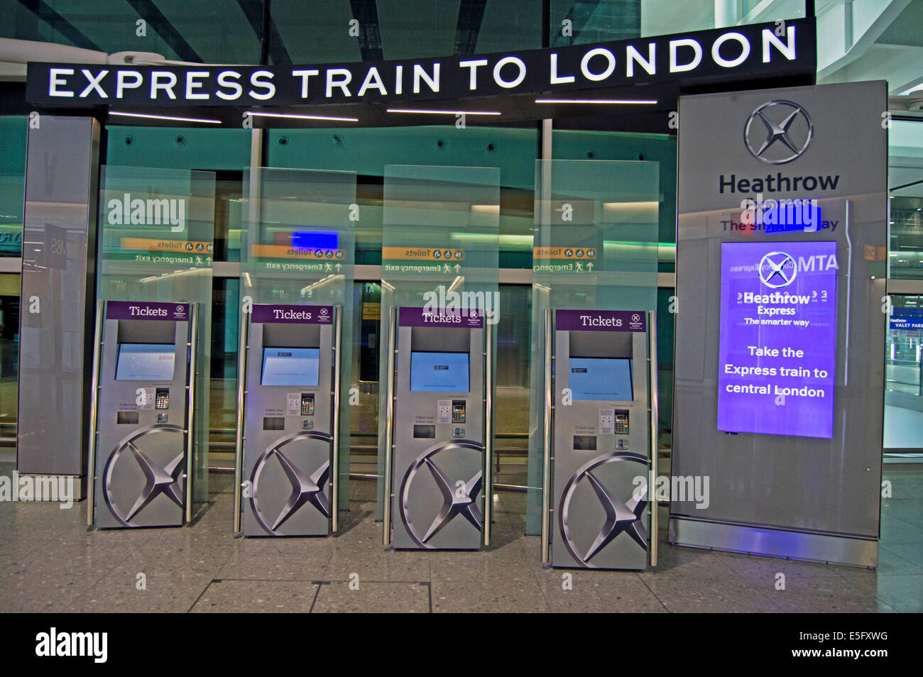 Heathrow Terminal 2 (le terminal Queen's) des distributeurs de billets heathrow express, Londres, Angleterre, Royaume-Uni Banque D'Images