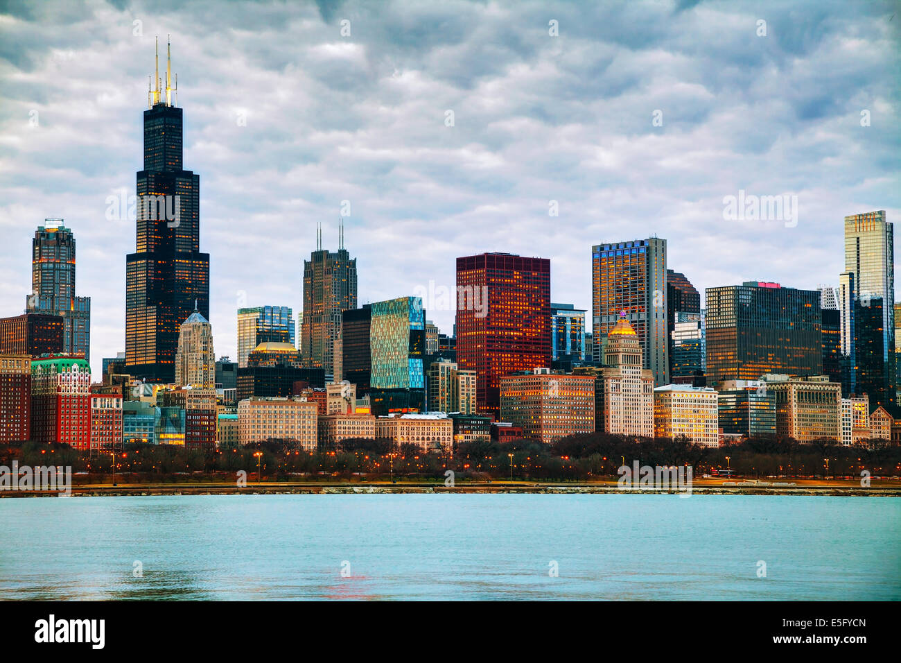 Le centre-ville de Chicago cityscape le soir Banque D'Images