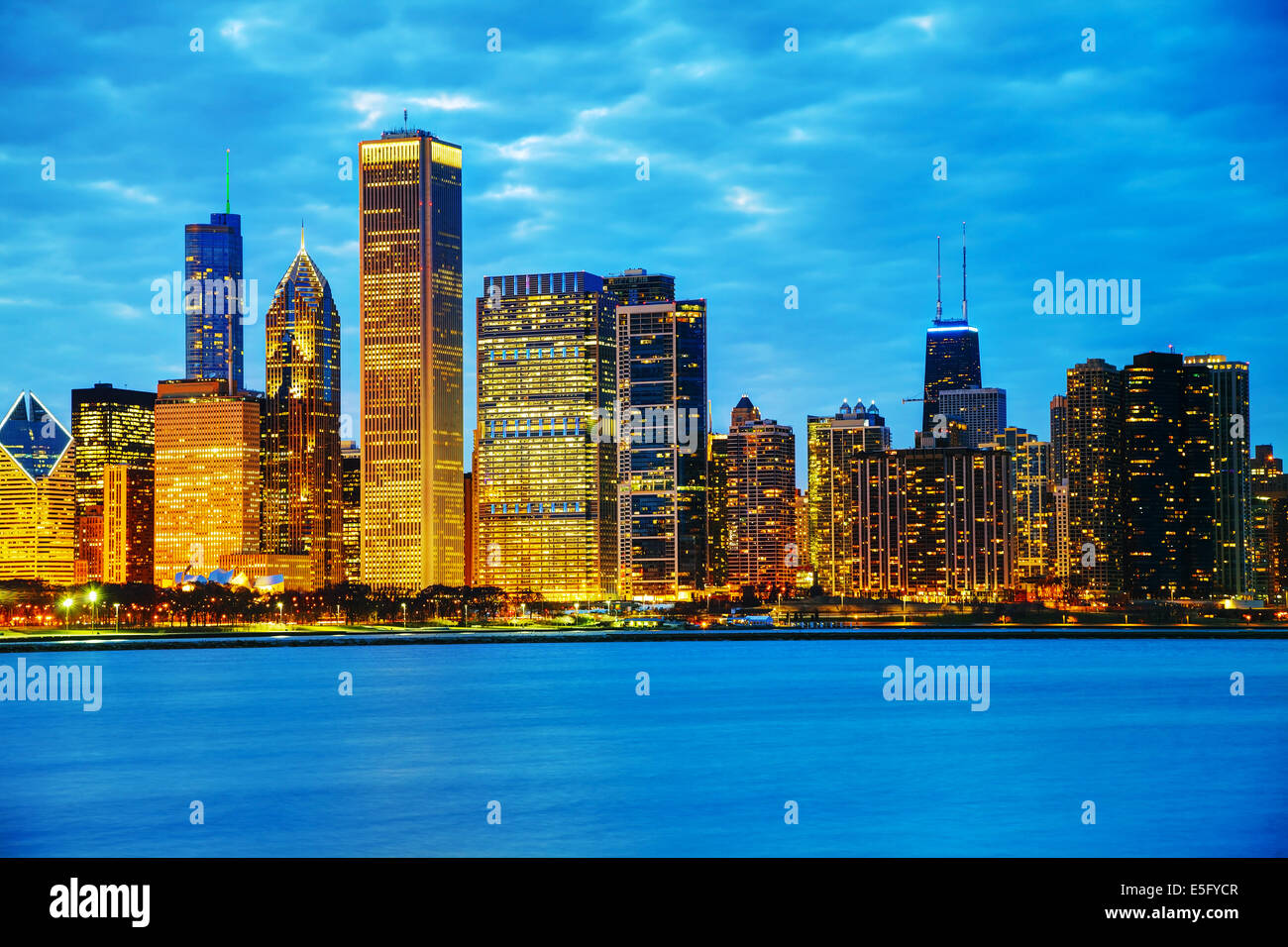 Le centre-ville de Chicago cityscape at sunset Banque D'Images