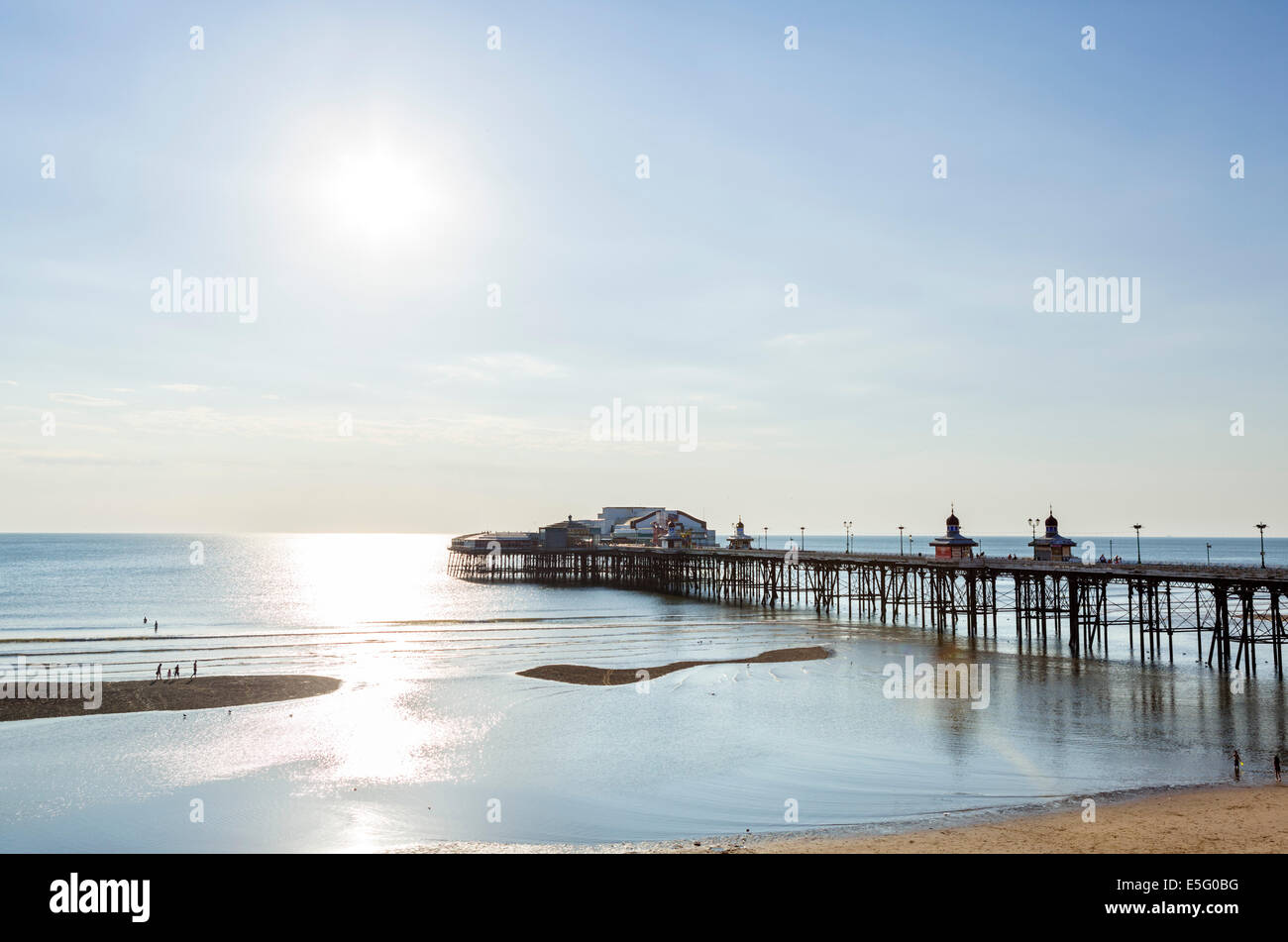 Jetée Nord juste avant le coucher du soleil, le Golden Mile, Blackpool, Lancashire, UK Banque D'Images
