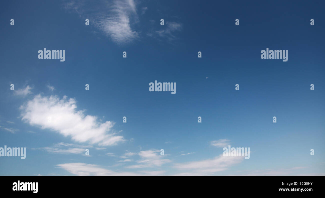 Le sombre ciel bleu avec des nuages, la texture d'arrière-plan Banque D'Images