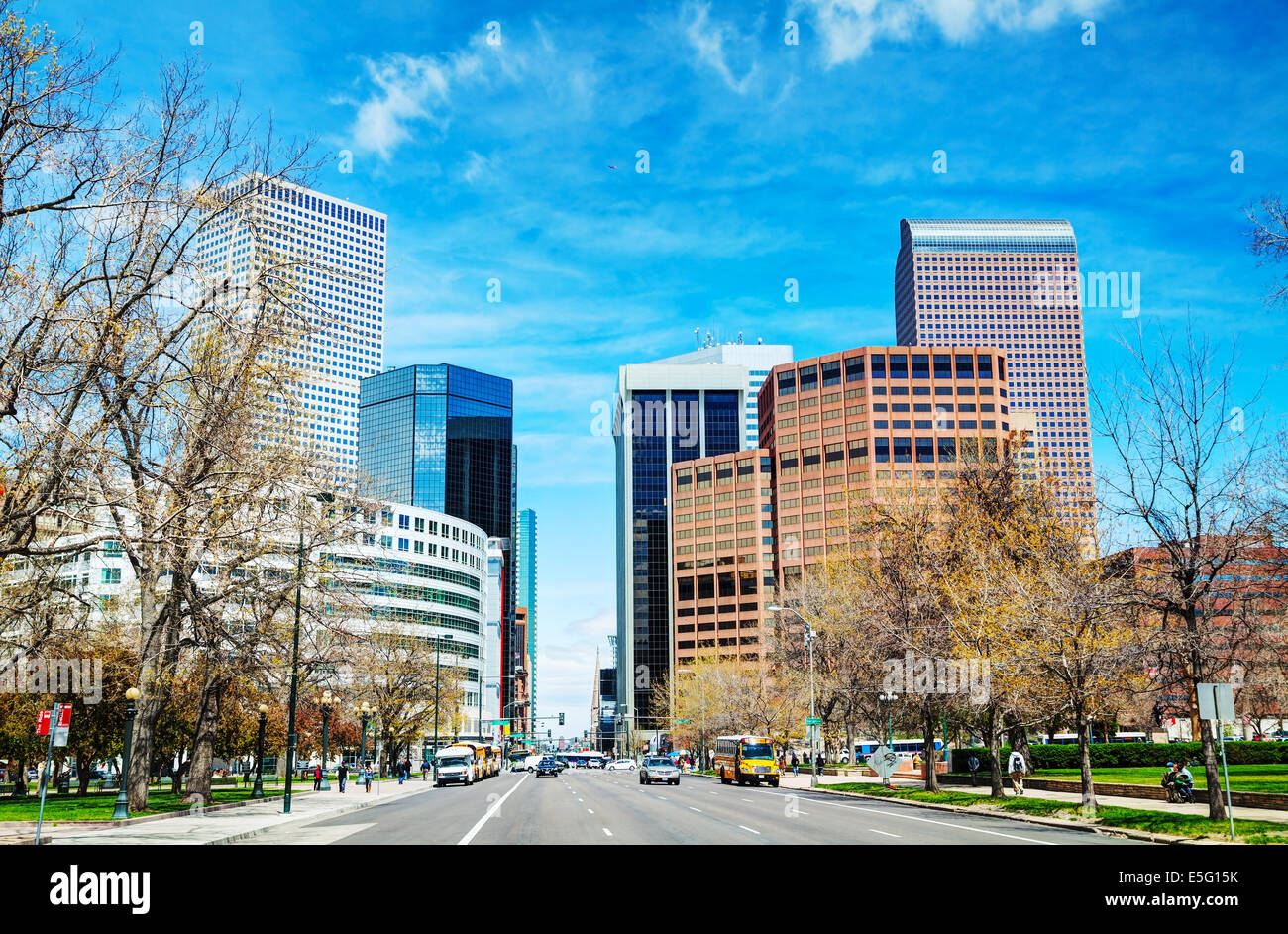 Paysage urbain du centre-ville de Denver sur une journée ensoleillée Banque D'Images