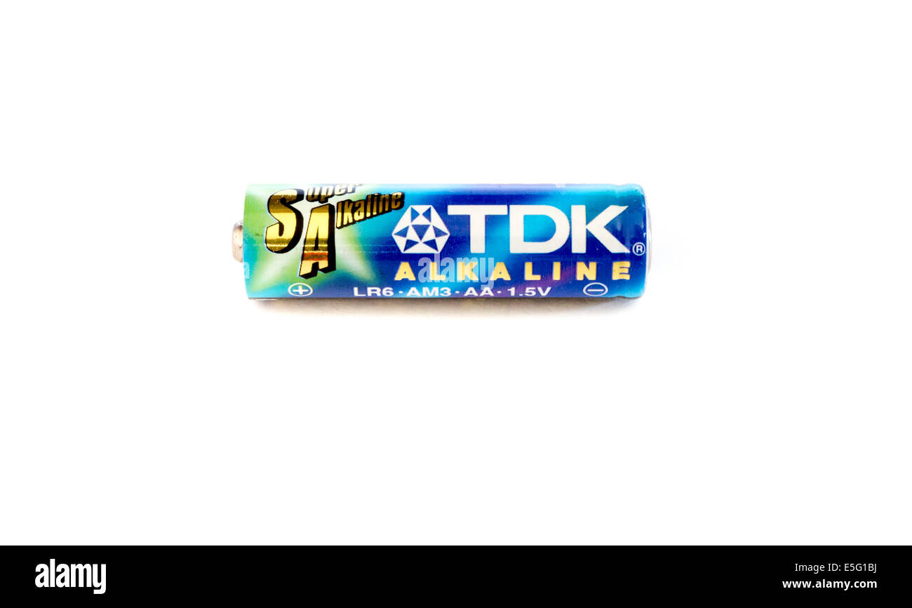 GOMEL, Bélarus - 22 juin 2014 : une pile alcaline AA TDK sur un fond blanc. TDK Corporation, est une multinationale japonaise elec Banque D'Images