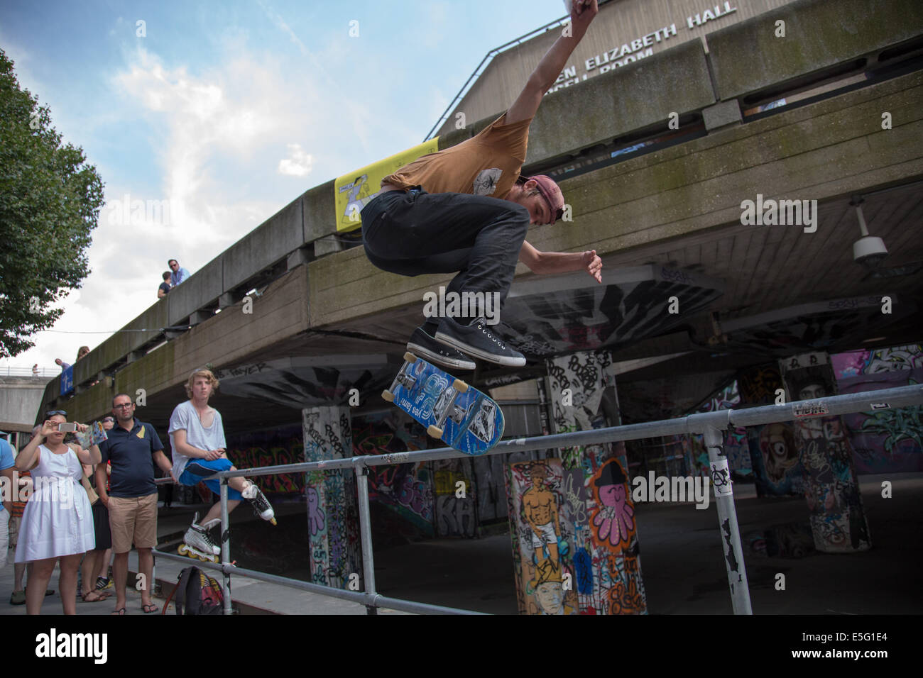 Sautant une clôture Skateboarder Rive Sud Royal Festival Hall Banque D'Images