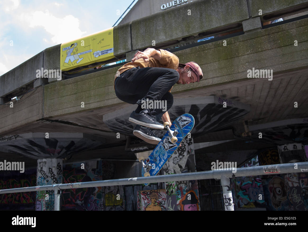 Sautant une clôture Skateboarder Rive Sud Royal Festival Hall Banque D'Images