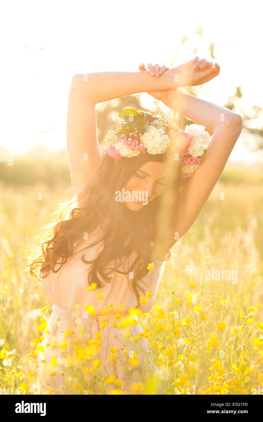 Femme avec couronne de fleurs dans un pré Banque D'Images