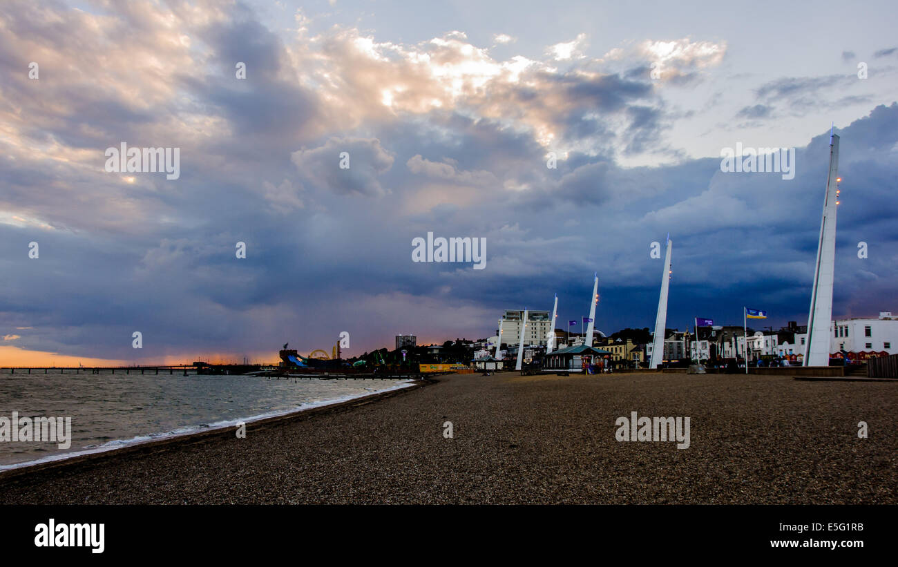 Avis de tempête au-dessus de la mer et de la plage à Southend-on-Sea au soir. Banque D'Images