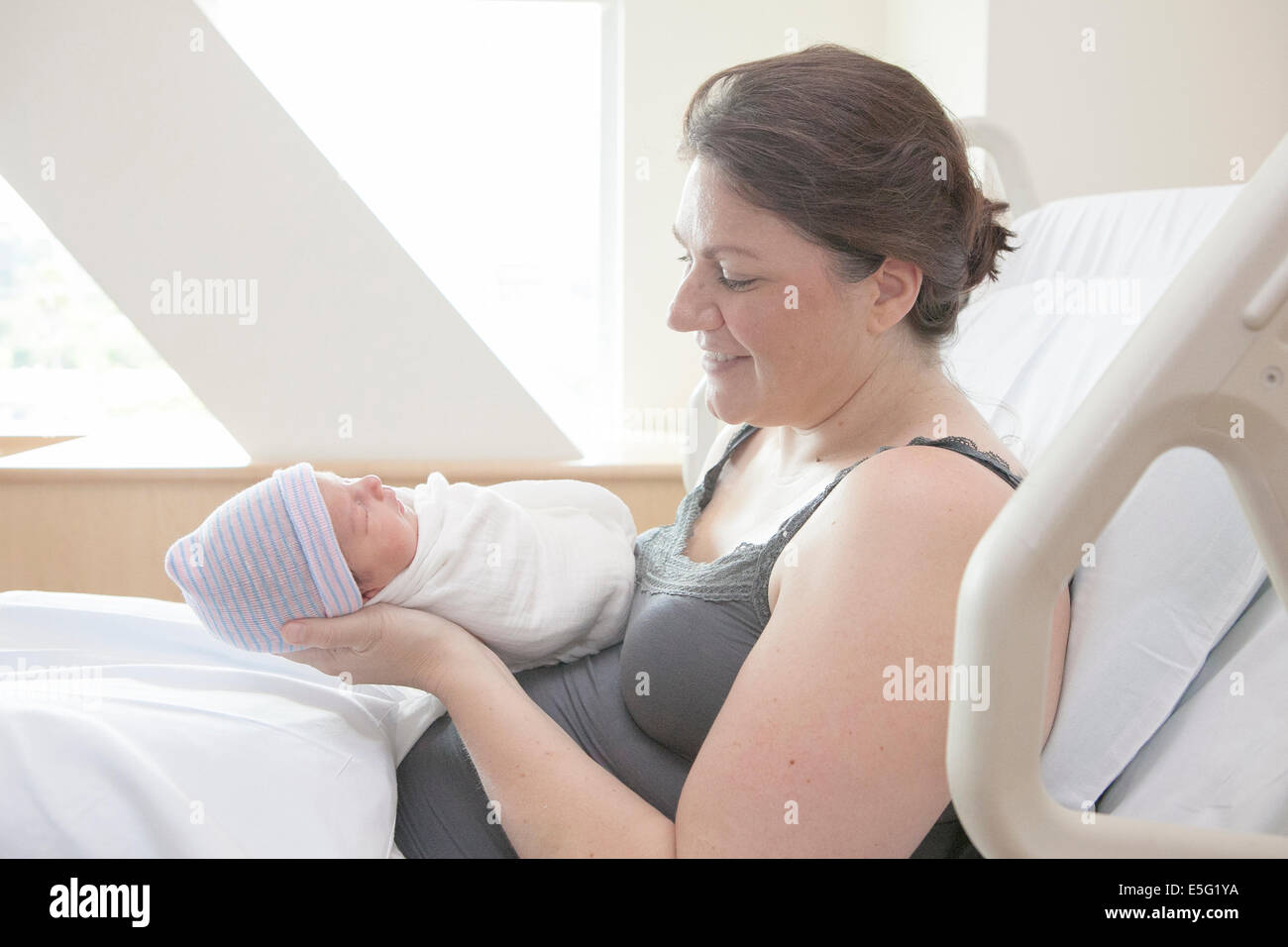Mother holding daughter (0-1 mois) Banque D'Images