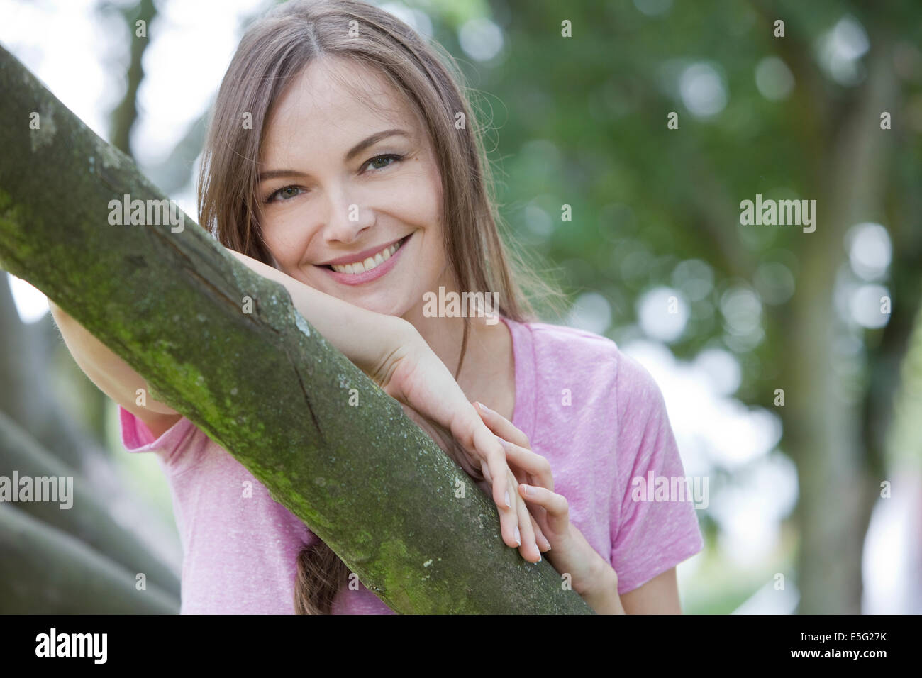 Portrait d'une femme à un arbre Banque D'Images