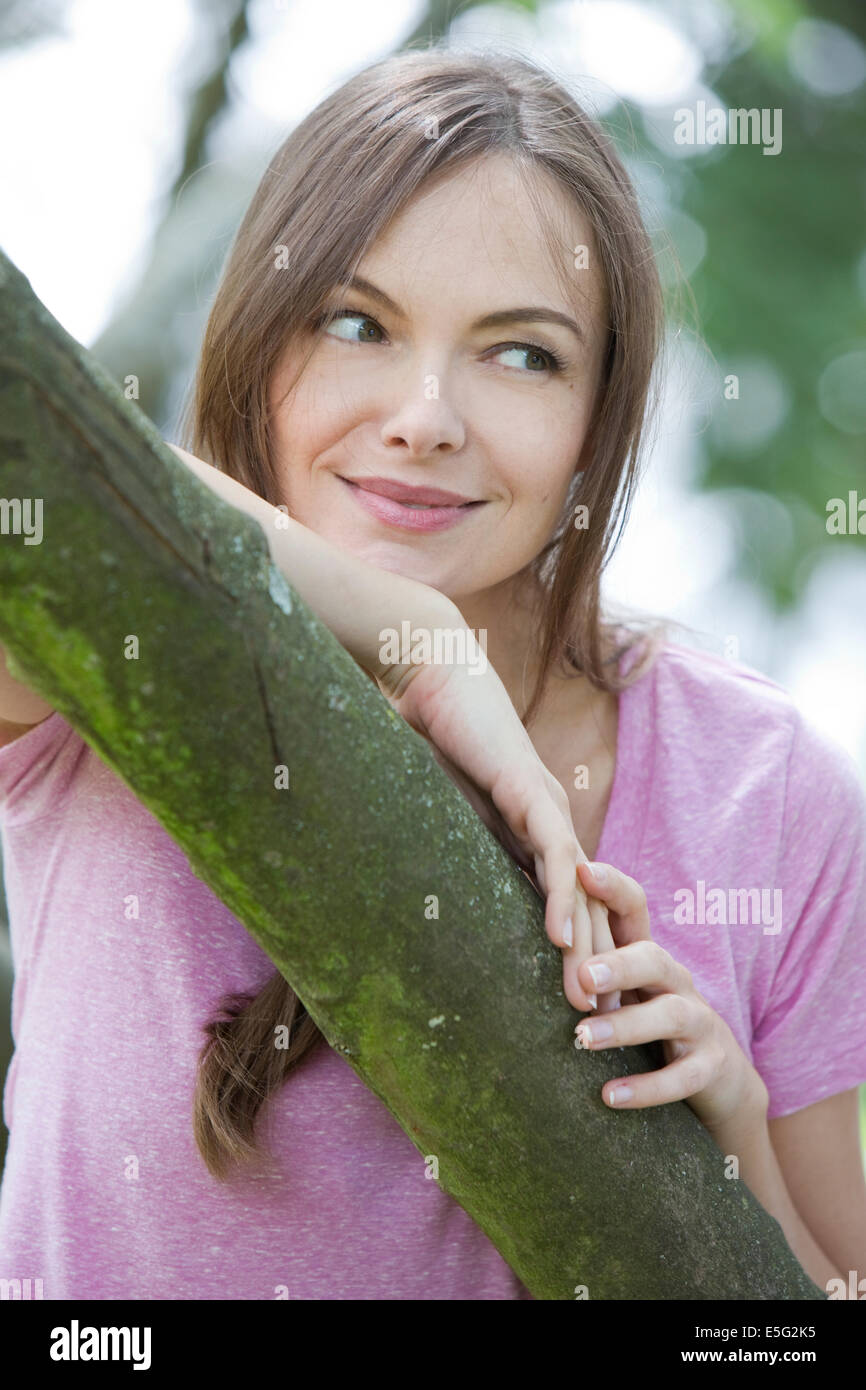 Portrait d'une femme à un arbre Banque D'Images