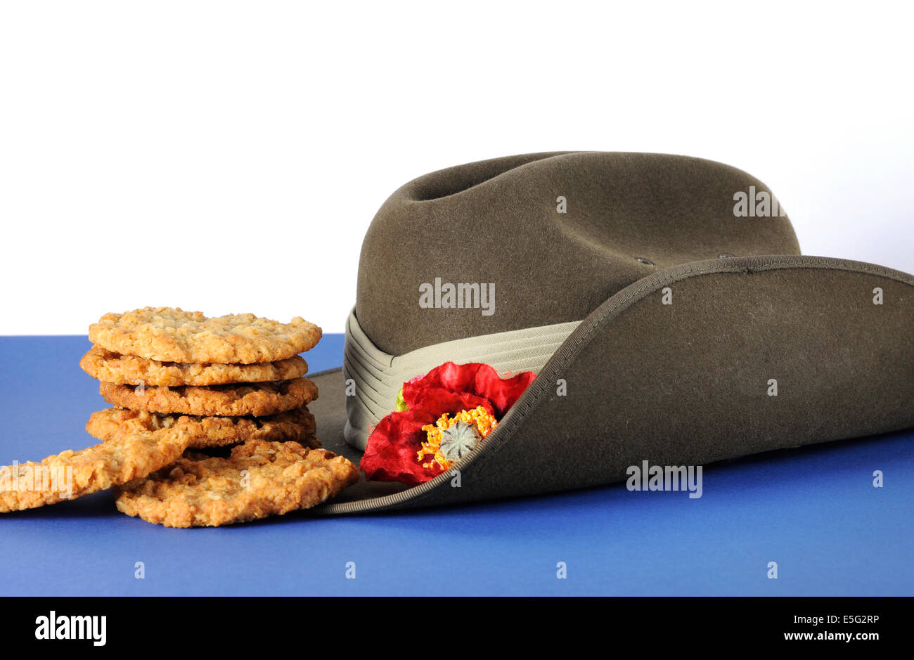 L'armée australienne slouch hat et de l'Anzac biscuits traditionnels sur fond blanc et bleu pour l'Anzac Day, ou le jour du Souvenir. Banque D'Images