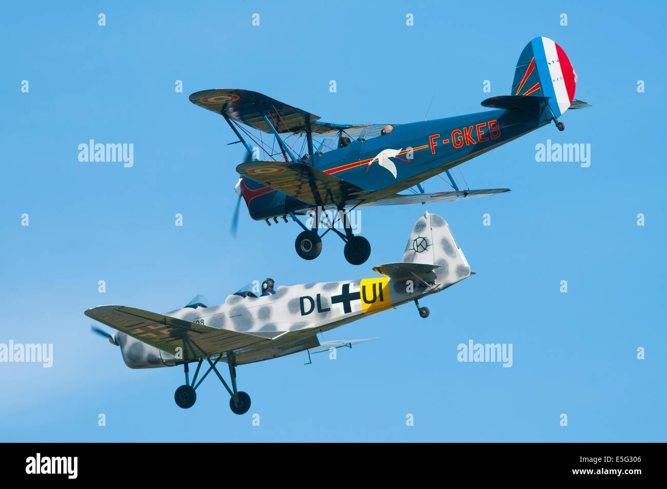 Un biplan Stampe SV-4c et Klemm KL-35D volant en formation, France Banque D'Images