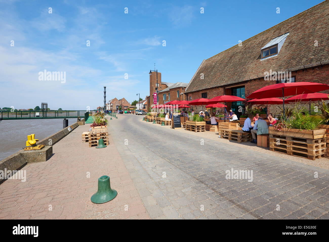 Afficher le long de South Quay avec Marriott's Warehouse à droite King's Lynn, Norfolk UK Banque D'Images