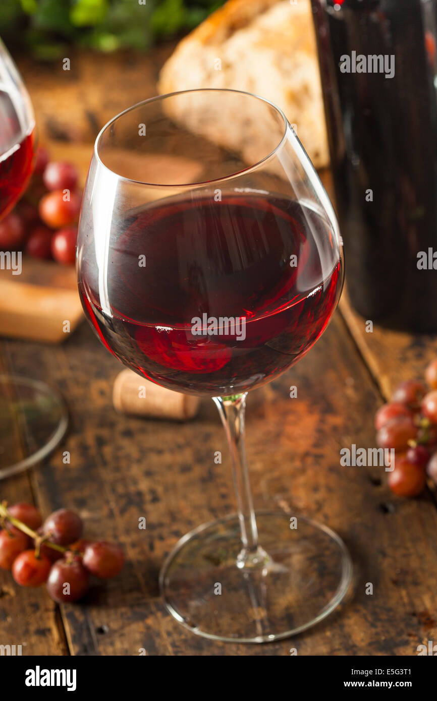 Vin rouge rafraîchissante dans un verre avec des raisins Banque D'Images