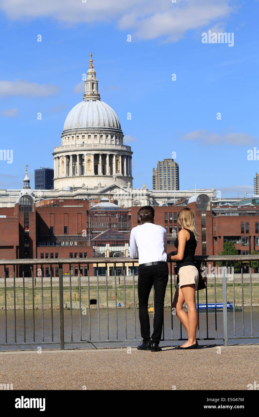 Un jeune couple à la recherche sur la Tamise à partir de la rive sud de la cathédrale St Paul, London, UK Banque D'Images