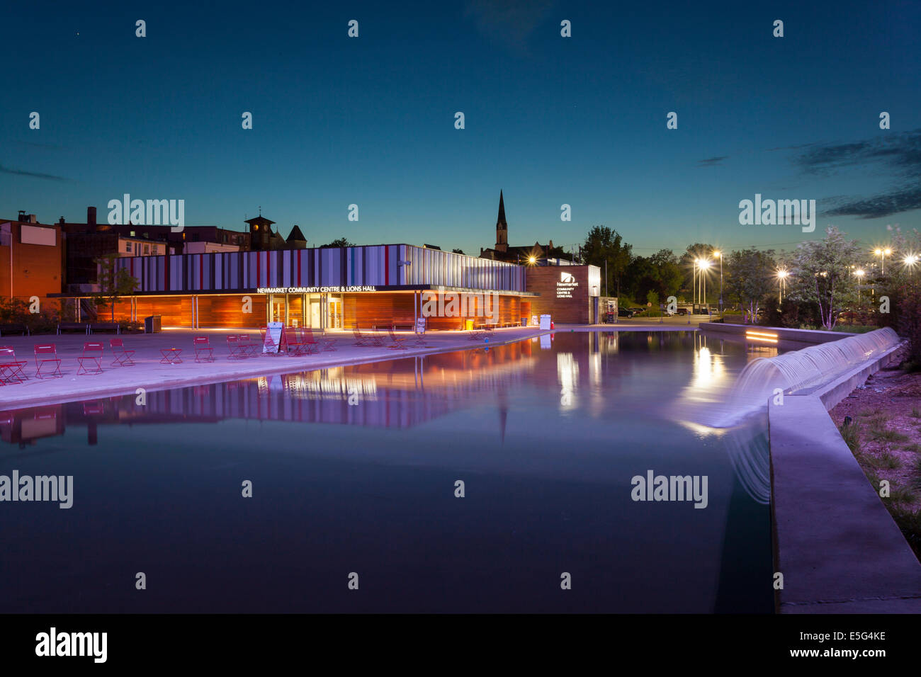 Le Centre communautaire de Newmarket baigné de lumière bleue au crépuscule dans le centre-ville de Newmarket, Ontario, Canada. Conçu par Superkul archit Banque D'Images