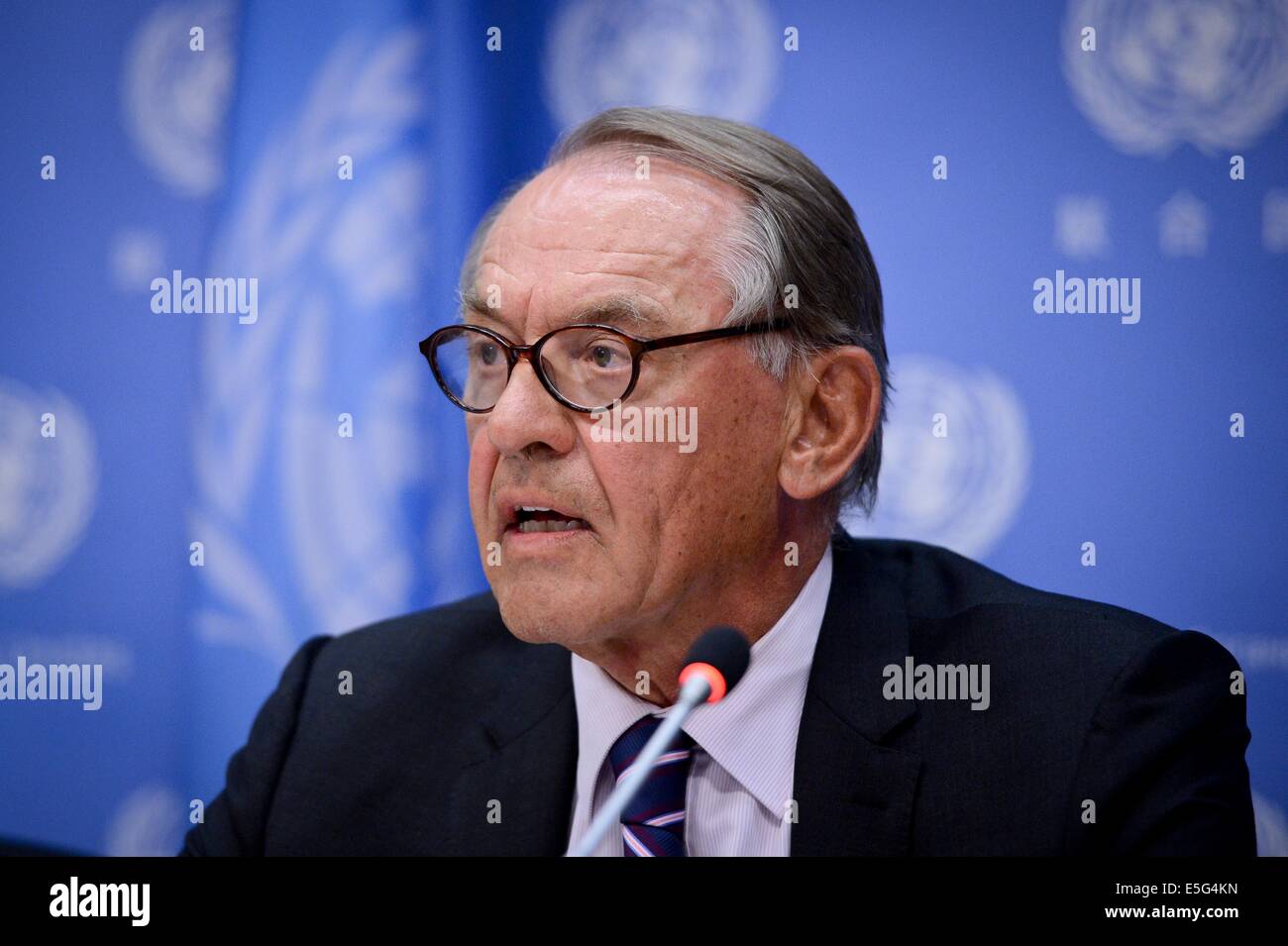 New York, USA. 30 juillet, 2014. Secrétaire général adjoint de l'ONU, M. Jan Eliasson, prend la parole lors d'un point de presse au siège des Nations Unies à New York, le 30 juillet 2014. 'Ça suffit, Secrétaire Général Adjoint des Nations Unies, M. Jan Eliasson, a déclaré mercredi à la suite de la dernière attaque meurtrière contre une école DES NATIONS UNIES abritant des personnes déplacées à Gaza, ajoutant que 'Stop à cet horrible combat et commencer à parler de questions.' Credit : Niu Xiaolei/Xinhua/Alamy Live News Banque D'Images