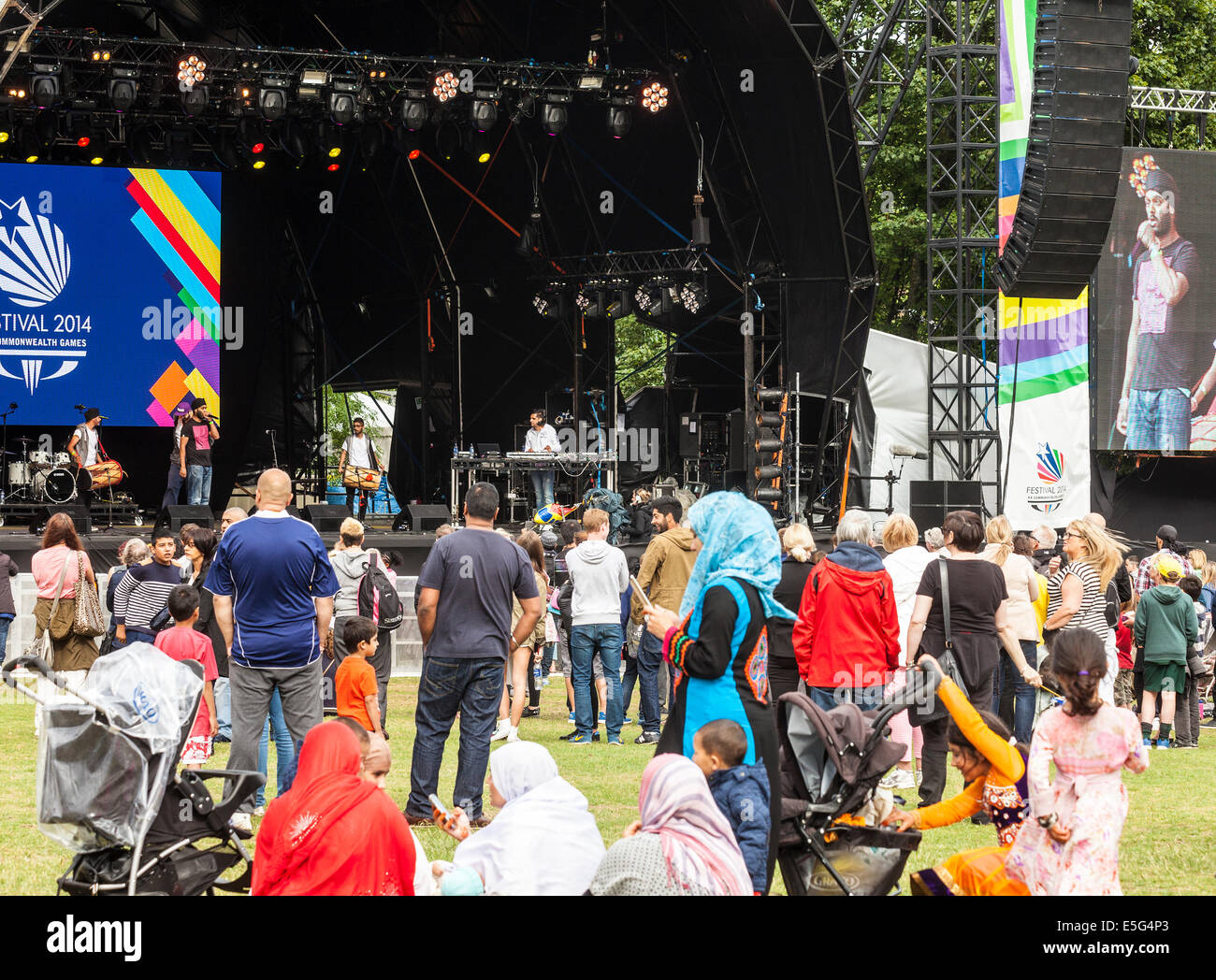 Glasgow, Ecosse, Royaume-Uni. 30 juillet, 2014. Un public regardant Glasgow Dholis sur scène pendant la Mela à Glasgow Green, le cadre du Festival 2014, un festival culturel organisé en parallèle avec les Jeux du Commonwealth à Glasgow, en Écosse. Banque D'Images