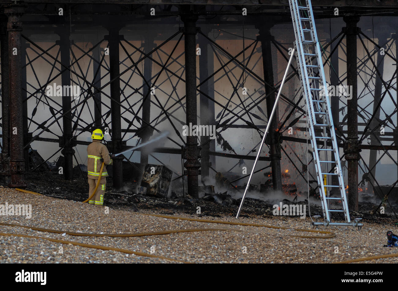 Eastbourne, East Sussex, UK.30 juillet 2014.Près de la moitié de la pier détruit dans le brasier qui a commencé dans l'aire de jeu. Il est entendu que les équipes de sauvetage de la RNLI ont empêché l'incendie de plus en plus tenir complète par pulvérisation de la structure à partir de la mer dans les premiers stades.David Burr/Alamy Live News Banque D'Images
