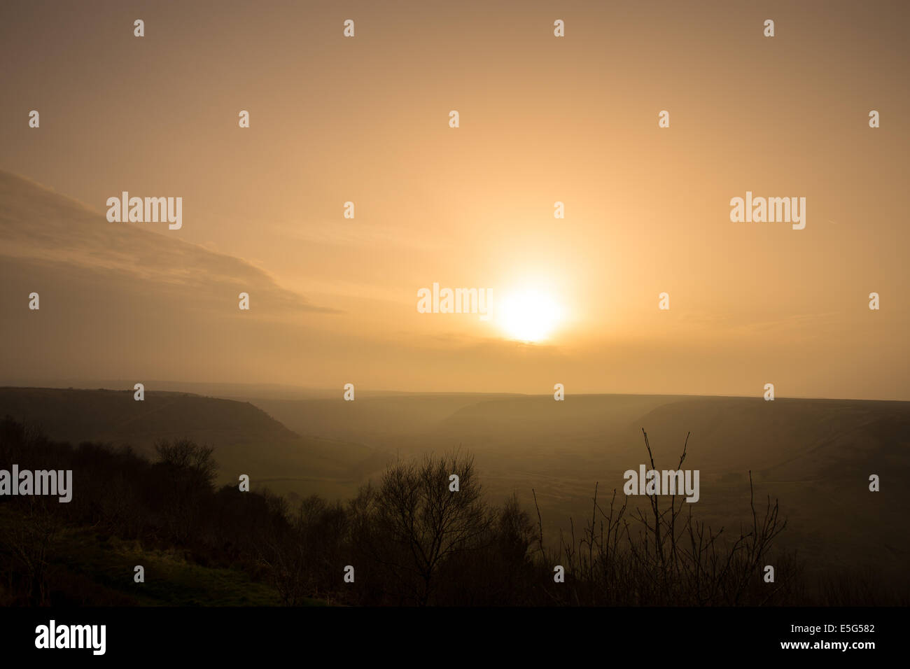 Le Yorkshire Moors avec un soleil couchant cette inondation moor avec belle lumière. Banque D'Images