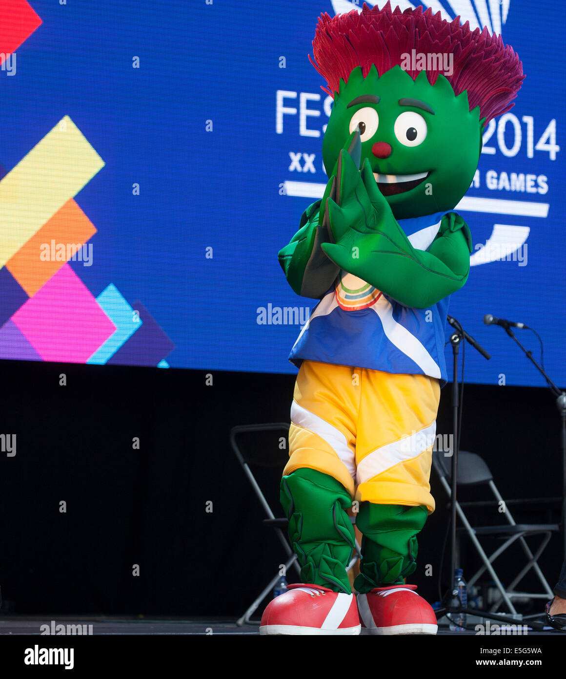 Glasgow, Ecosse, Royaume-Uni. 30 juillet, 2014. Clyde, la mascotte des Jeux du Commonwealth de Glasgow, apparaissant dans Glasgow Green dans le cadre du Festival 2014, un festival culturel organisé en parallèle avec les Jeux, à Glasgow, en Écosse. Banque D'Images