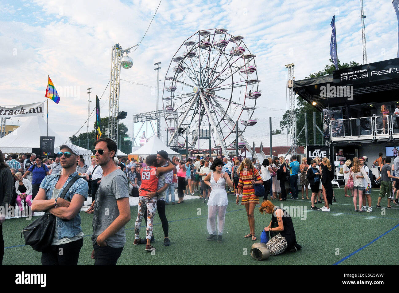 Stockholm, Suède. 30 juillet, 2014. Les gens prennent part à la Semaine de la fierté 2014 de Stockholm qui a eu lieu à Stockholm, Suède, le 30 juillet 2014. La Semaine de la fierté 2014 de Stockholm a commencé par une grande célébration dans un centre sportif dans la capitale de la Suède mercredi. Garniture de l'événement a été Conchita Wurst, lauréat du Concours Eurovision de la Chanson 2014. Plusieurs événements auront lieu durant la semaine. Crédit : Rob Schoenbaum/Xinhua/Alamy Live News Banque D'Images