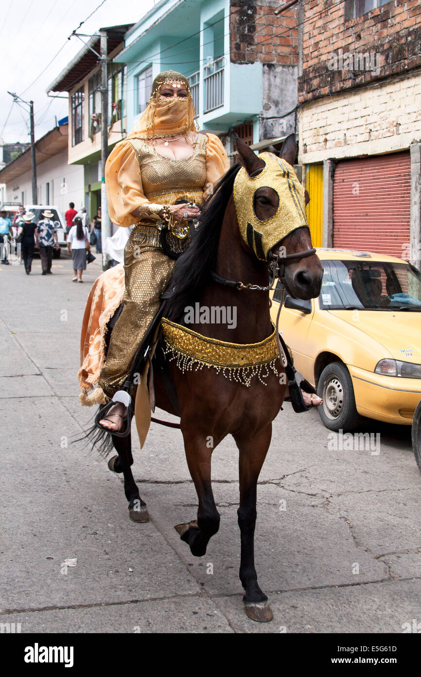Caldas Riosucio Carnaval est l'un des festivals les plus pittoresques de la Colombie et attire un grand nombre de v nationaux et étrangers Banque D'Images