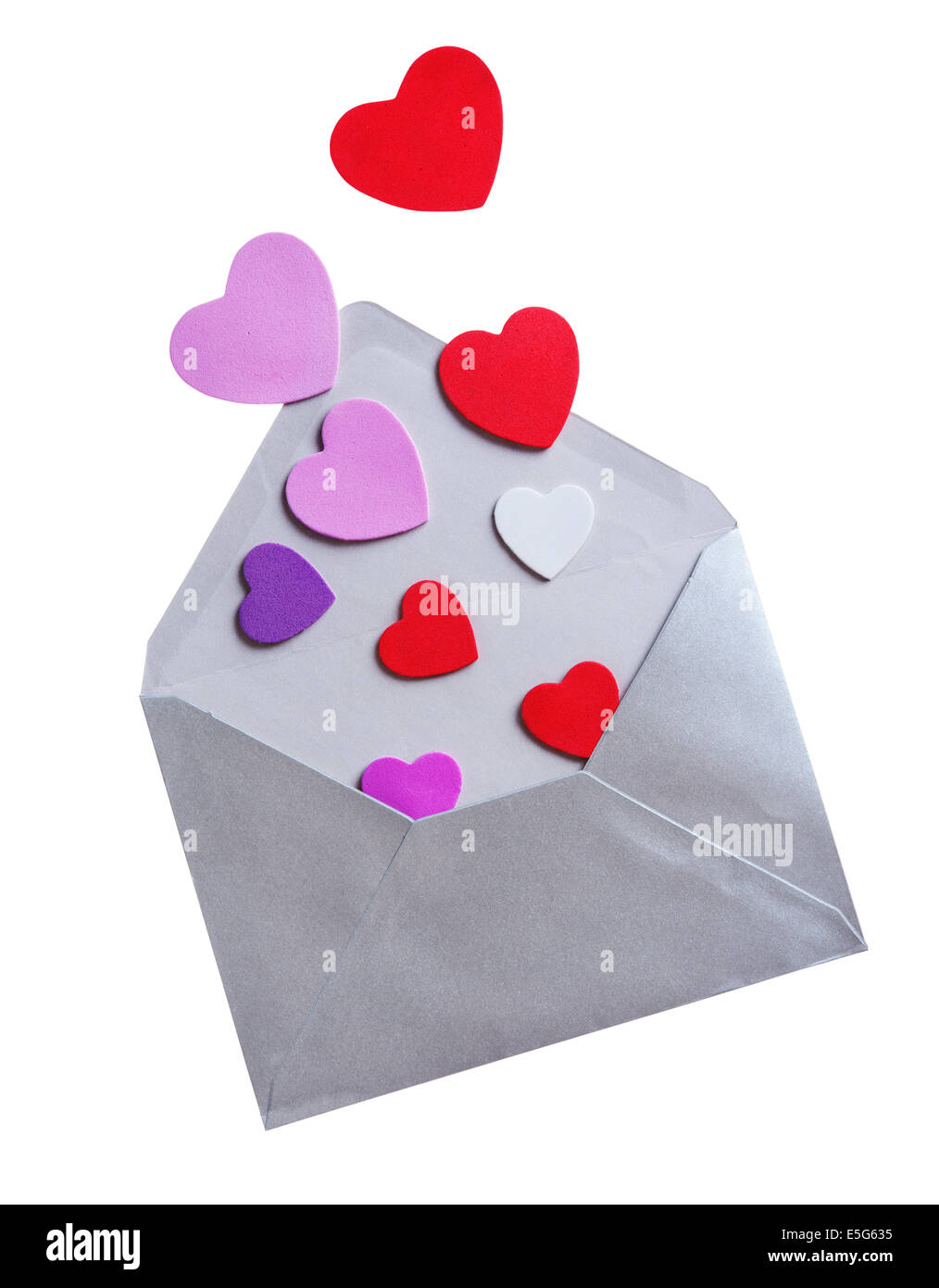 Enveloppe avec des formes en mousse coeurs pour la Saint-Valentin sur fond blanc Banque D'Images