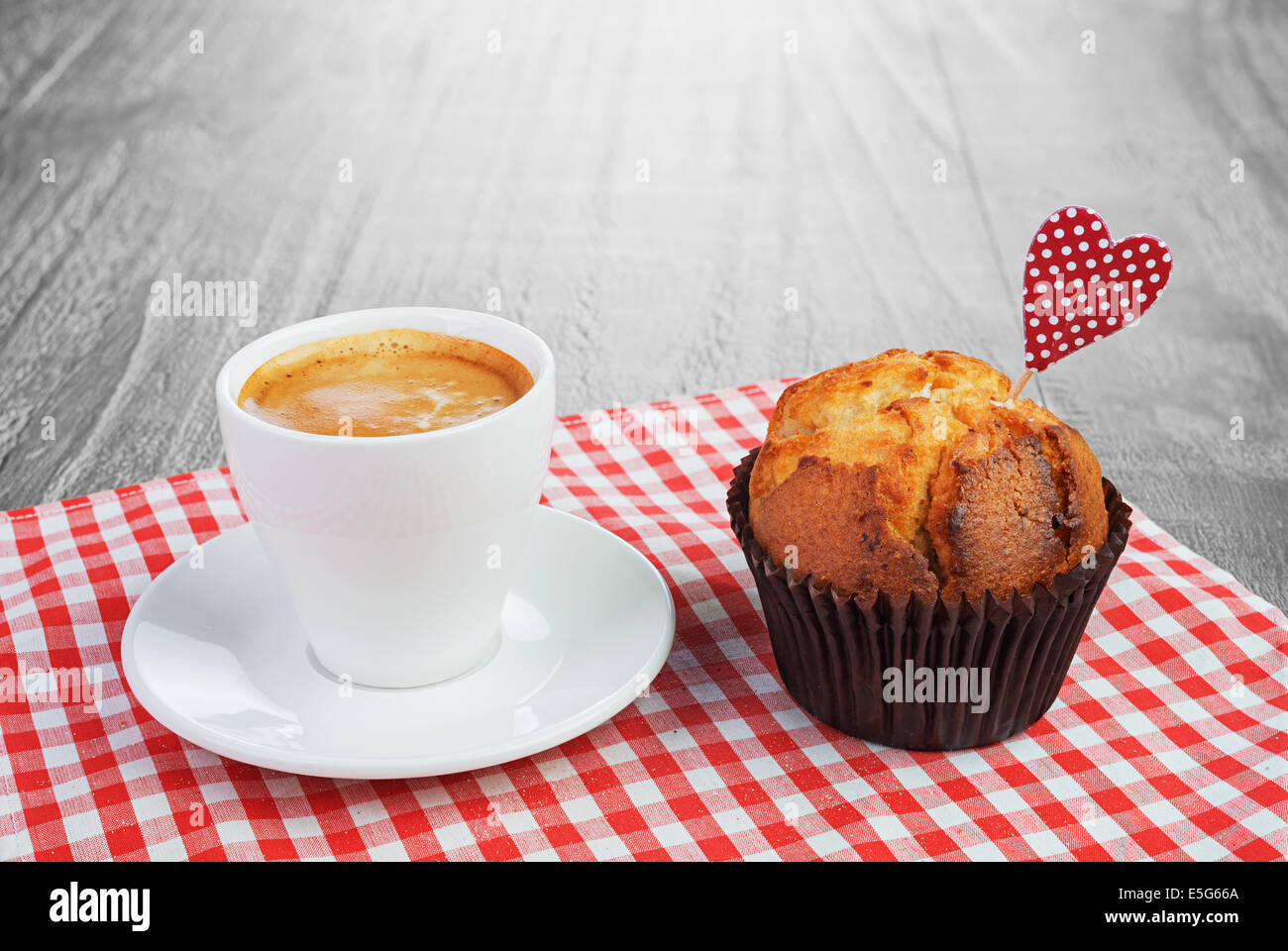 Tasse à café et un muffin en grunge background Banque D'Images