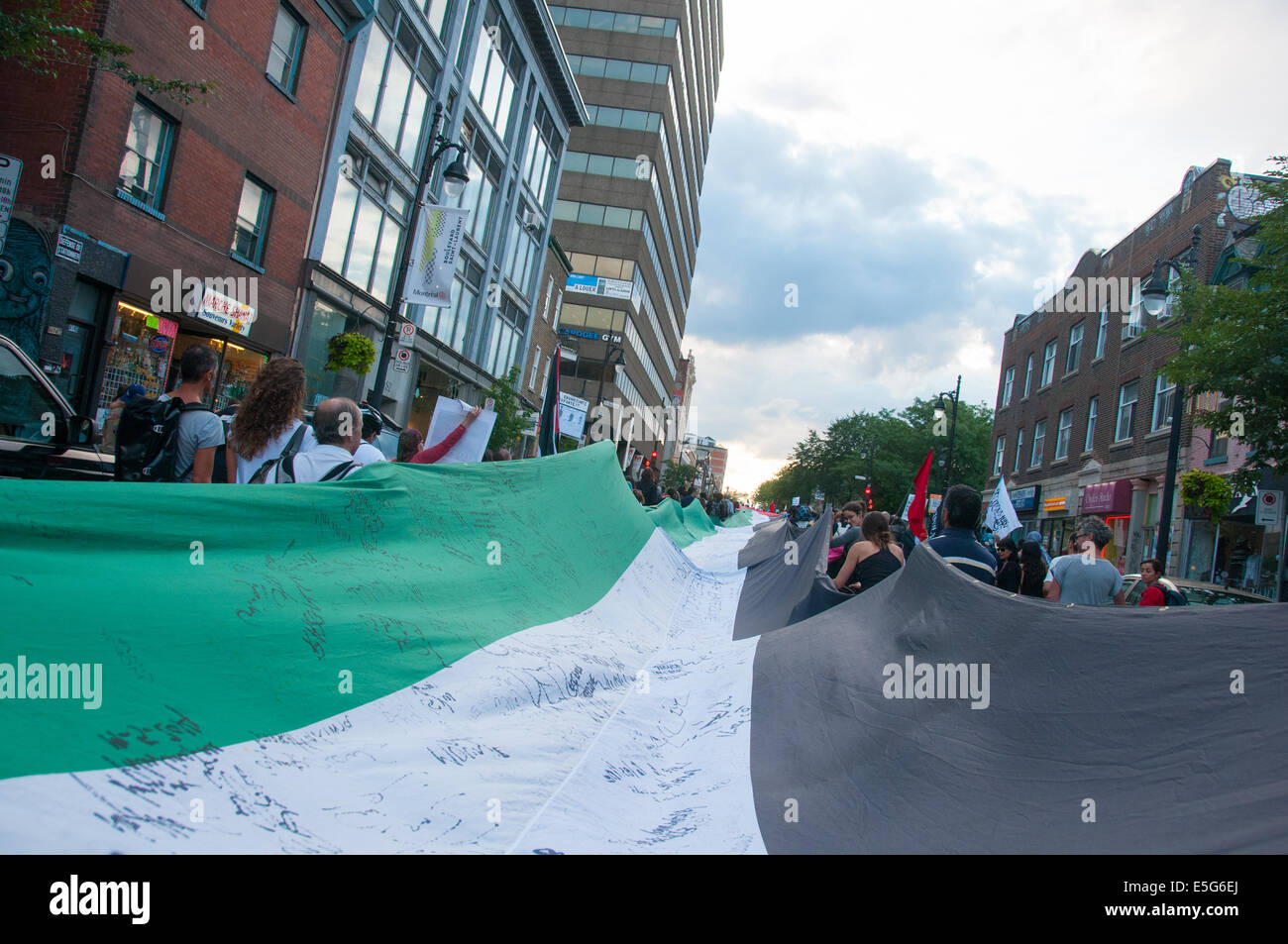 Montréal, Canada. 30 juillet, 2014. Les montréalais ont pris dans les rues pour protester contre le bombardement continue de la bande de Gaza, qui entraîne un nombre croissant de civils palestiniens casulaties. Credit : Megapress/Alamy Live News Banque D'Images